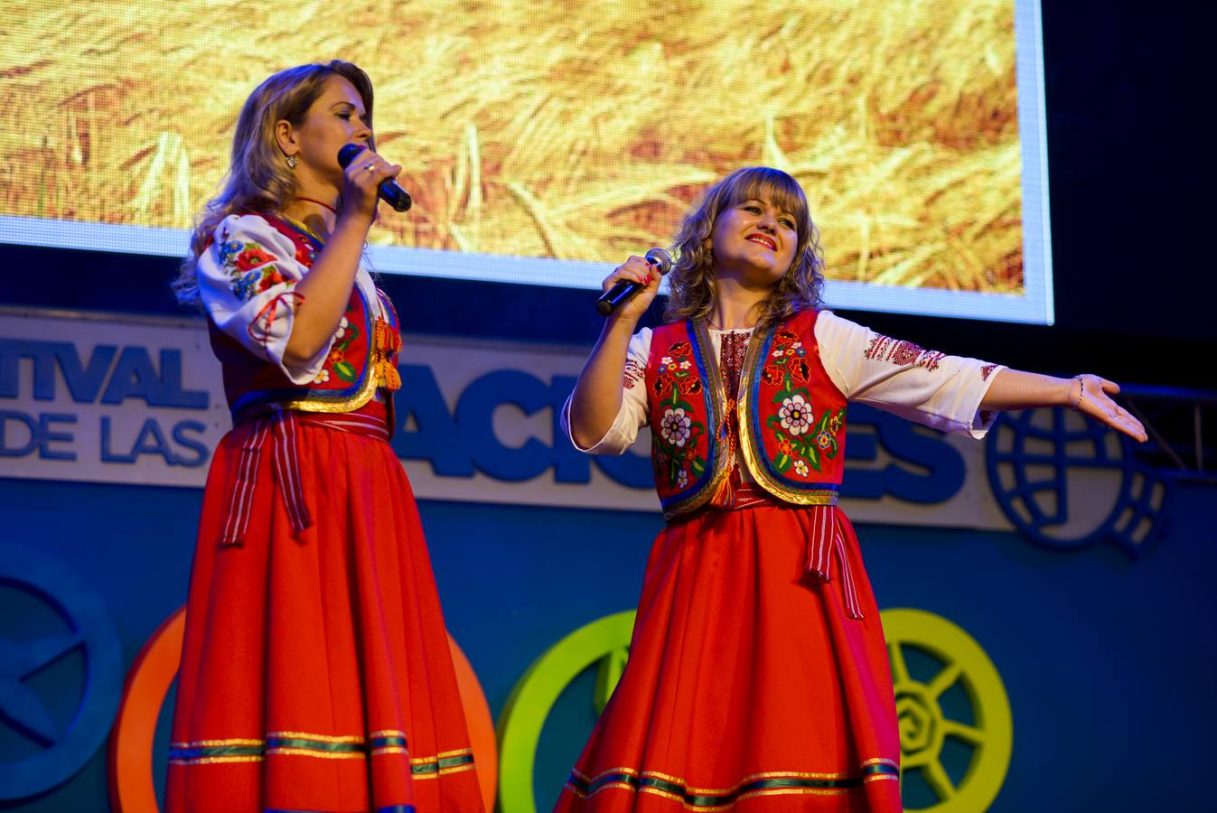 El Festival de las Naciones acoge un ciclo en el que las Escuelas de Baile de Santander y Cantabria ofrecen sus coreografías en diferentes espectáculos sobre los que trabajan a lo largo del año con vistas a su presentación en este evento. La calidad y variedad de las propuestas es muy notable, y en los espectáculos participan bailarines y bailarinas de todas las edades, desde los tres años en adelante, abarcando estilos como el hip hop, los bailes de salón, las danzas urbanas, el dance contemporáneo, o la danza clásica, entre otros muchos. Este año hemos contado con 13 escuelas de baile, muchas de ellas con actuación doble y en días alternos, con aproximadamente 200 artistas, contando todas las escuelas y a lo largo del Festival. Además, las trece asociaciones de Inmigrantes y Residentes en Cantabria preparan sus actuaciones especiales para el Festival, donde ofrecen bailes, canciones y propuestas culturales de sus respectivas nacionalidades