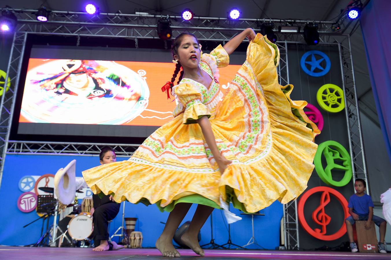 El Festival de las Naciones acoge un ciclo en el que las Escuelas de Baile de Santander y Cantabria ofrecen sus coreografías en diferentes espectáculos sobre los que trabajan a lo largo del año con vistas a su presentación en este evento. La calidad y variedad de las propuestas es muy notable, y en los espectáculos participan bailarines y bailarinas de todas las edades, desde los tres años en adelante, abarcando estilos como el hip hop, los bailes de salón, las danzas urbanas, el dance contemporáneo, o la danza clásica, entre otros muchos. Este año hemos contado con 13 escuelas de baile, muchas de ellas con actuación doble y en días alternos, con aproximadamente 200 artistas, contando todas las escuelas y a lo largo del Festival. Además, las trece asociaciones de Inmigrantes y Residentes en Cantabria preparan sus actuaciones especiales para el Festival, donde ofrecen bailes, canciones y propuestas culturales de sus respectivas nacionalidades