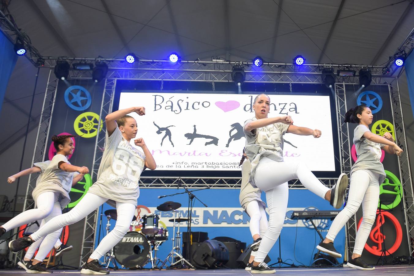 El Festival de las Naciones acoge un ciclo en el que las Escuelas de Baile de Santander y Cantabria ofrecen sus coreografías en diferentes espectáculos sobre los que trabajan a lo largo del año con vistas a su presentación en este evento. La calidad y variedad de las propuestas es muy notable, y en los espectáculos participan bailarines y bailarinas de todas las edades, desde los tres años en adelante, abarcando estilos como el hip hop, los bailes de salón, las danzas urbanas, el dance contemporáneo, o la danza clásica, entre otros muchos. Este año hemos contado con 13 escuelas de baile, muchas de ellas con actuación doble y en días alternos, con aproximadamente 200 artistas, contando todas las escuelas y a lo largo del Festival. Además, las trece asociaciones de Inmigrantes y Residentes en Cantabria preparan sus actuaciones especiales para el Festival, donde ofrecen bailes, canciones y propuestas culturales de sus respectivas nacionalidades