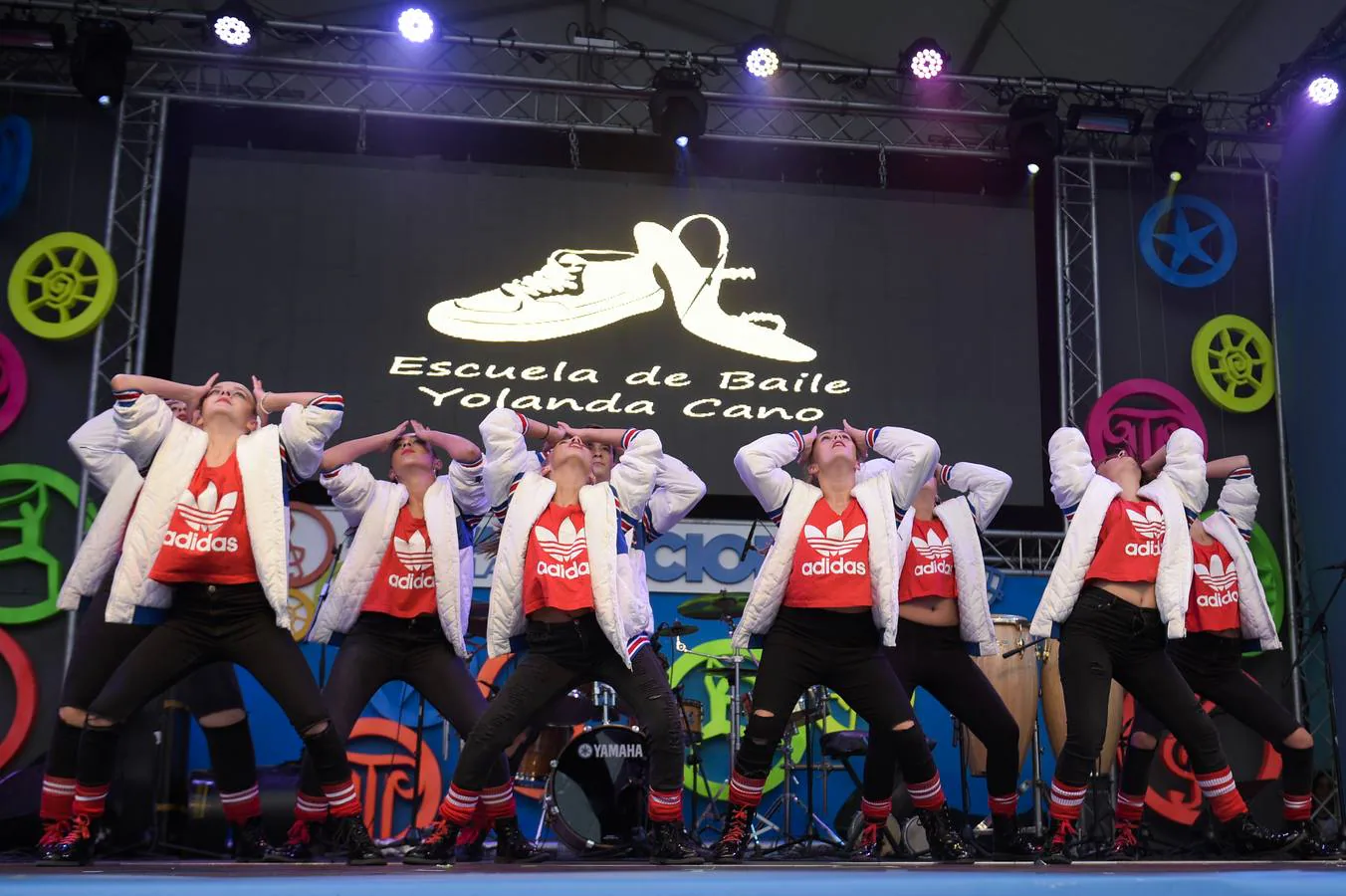 El Festival de las Naciones acoge un ciclo en el que las Escuelas de Baile de Santander y Cantabria ofrecen sus coreografías en diferentes espectáculos sobre los que trabajan a lo largo del año con vistas a su presentación en este evento. La calidad y variedad de las propuestas es muy notable, y en los espectáculos participan bailarines y bailarinas de todas las edades, desde los tres años en adelante, abarcando estilos como el hip hop, los bailes de salón, las danzas urbanas, el dance contemporáneo, o la danza clásica, entre otros muchos. Este año hemos contado con 13 escuelas de baile, muchas de ellas con actuación doble y en días alternos, con aproximadamente 200 artistas, contando todas las escuelas y a lo largo del Festival. Además, las trece asociaciones de Inmigrantes y Residentes en Cantabria preparan sus actuaciones especiales para el Festival, donde ofrecen bailes, canciones y propuestas culturales de sus respectivas nacionalidades