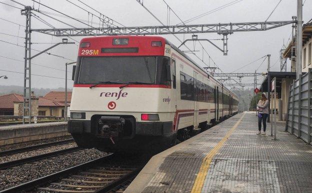 Un tren con destino Santander hace su parada en la estación de Bárcena tras restablecerse la circulación
