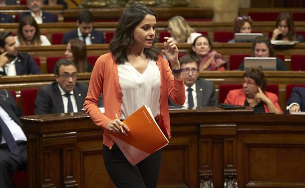 Arrimadas ,antes de su intervención ante la ley del referéndum. 