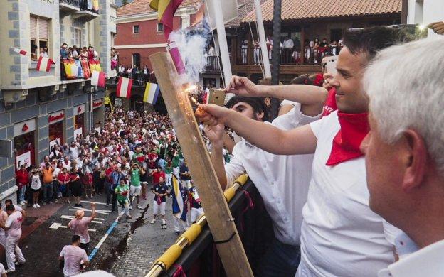 Nacho Solana fue el encargado de lanzar el chupinazo en presencia del alcalde, Patricio Martínez. 