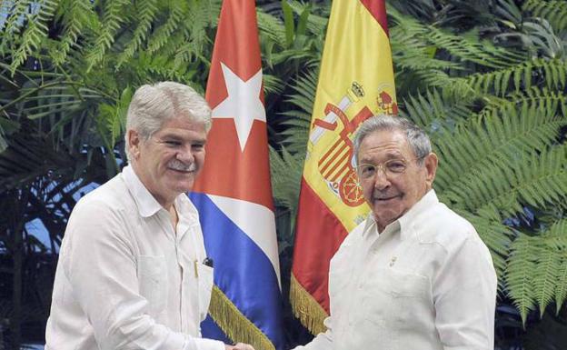 Raúl Castro recibe a Alfonso Dastis en La Habana.