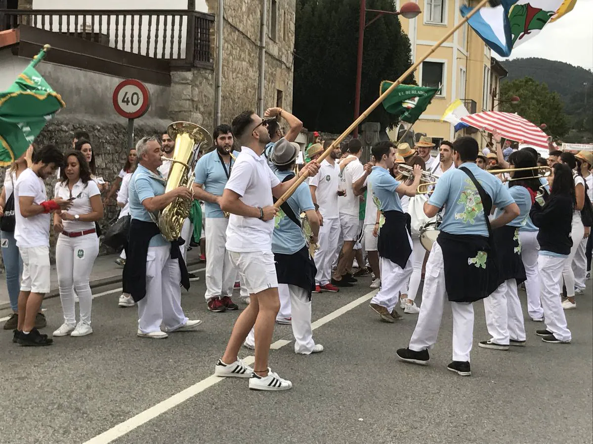 Arrancan las fiestas en Ampuero con el desfile y el chupinazo