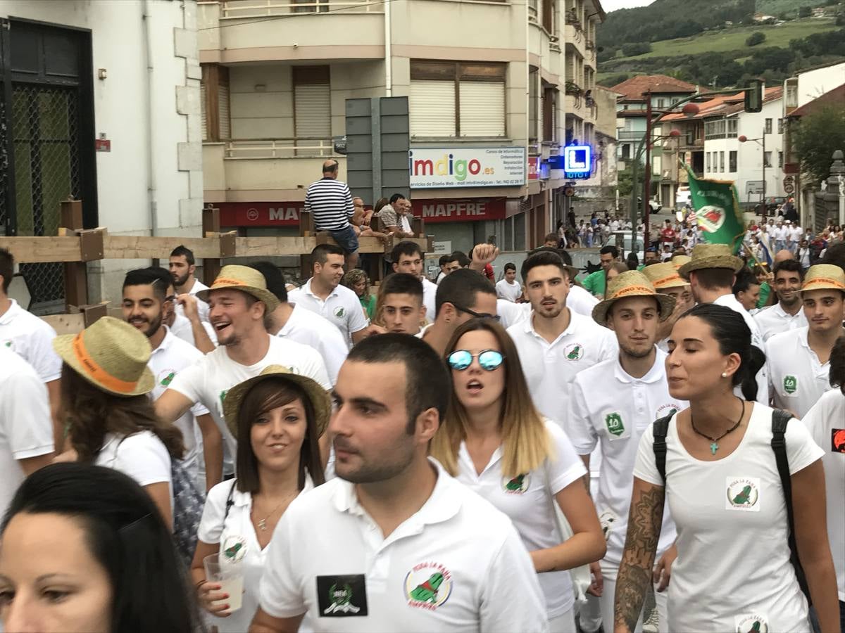 Arrancan las fiestas en Ampuero con el desfile y el chupinazo