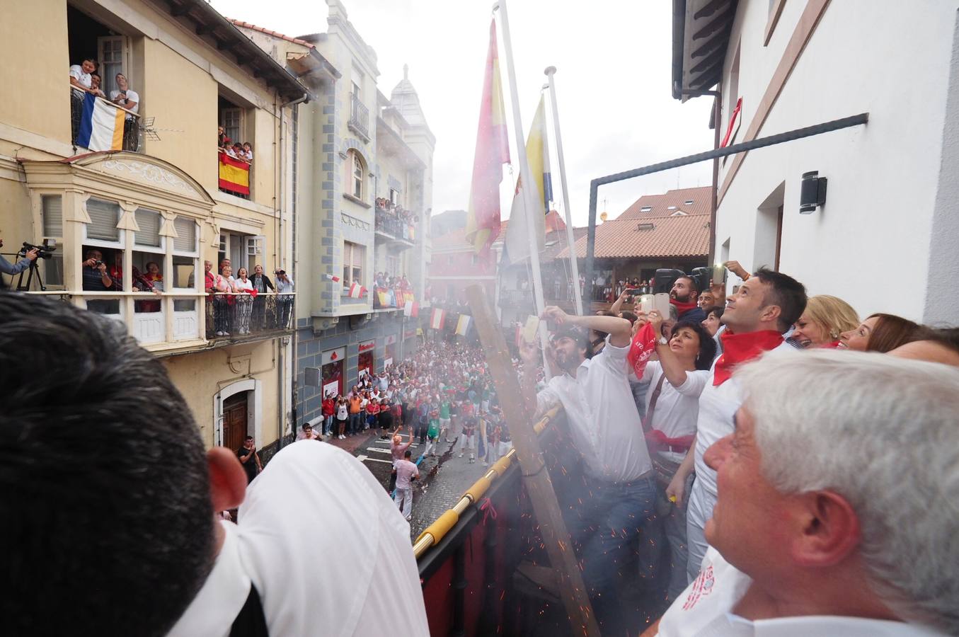 Arrancan las fiestas en Ampuero con el desfile y el chupinazo