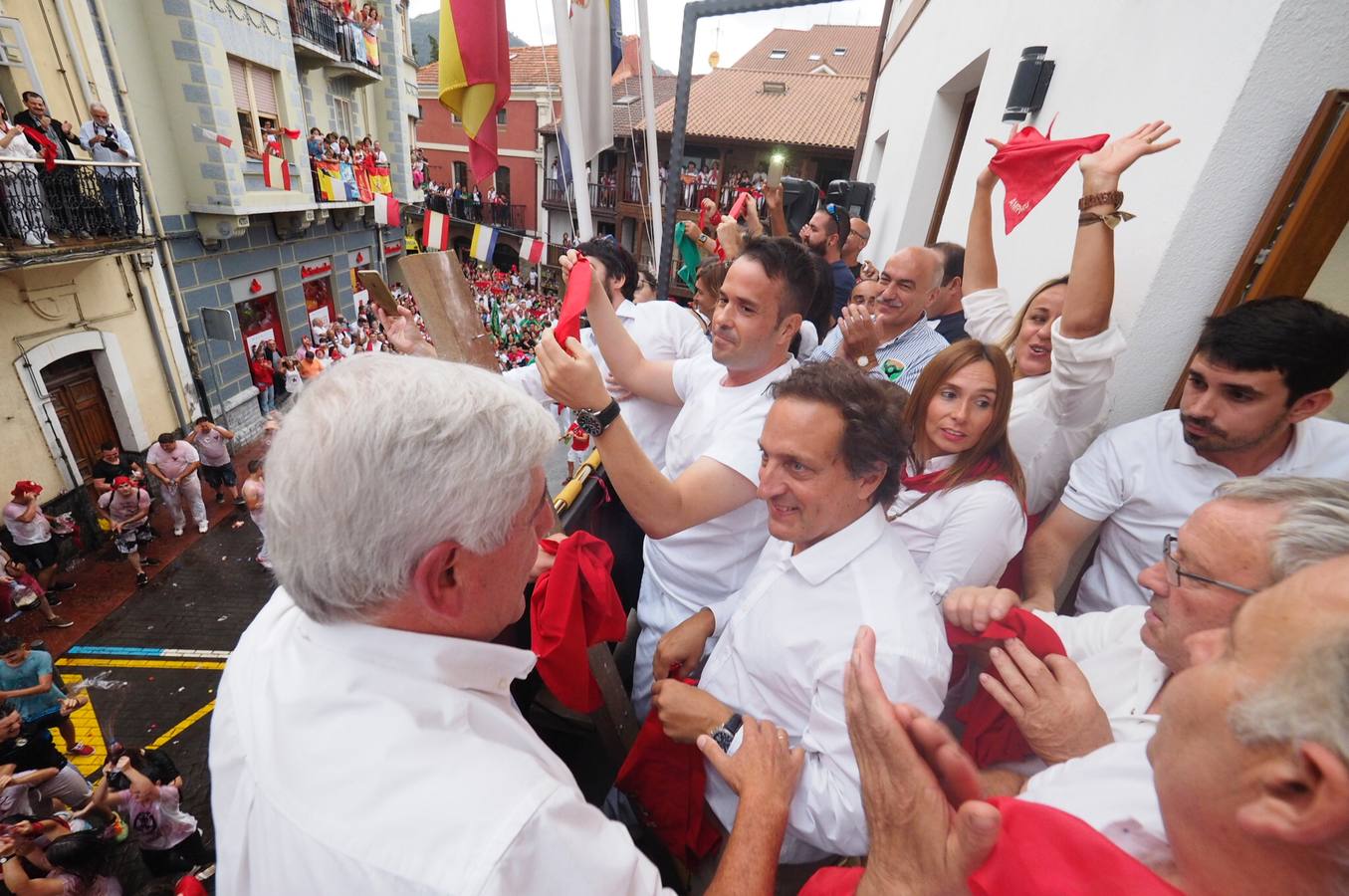 Arrancan las fiestas en Ampuero con el desfile y el chupinazo