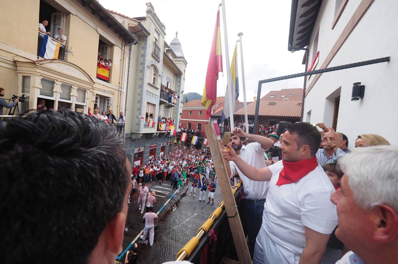 Arrancan las fiestas en Ampuero con el desfile y el chupinazo