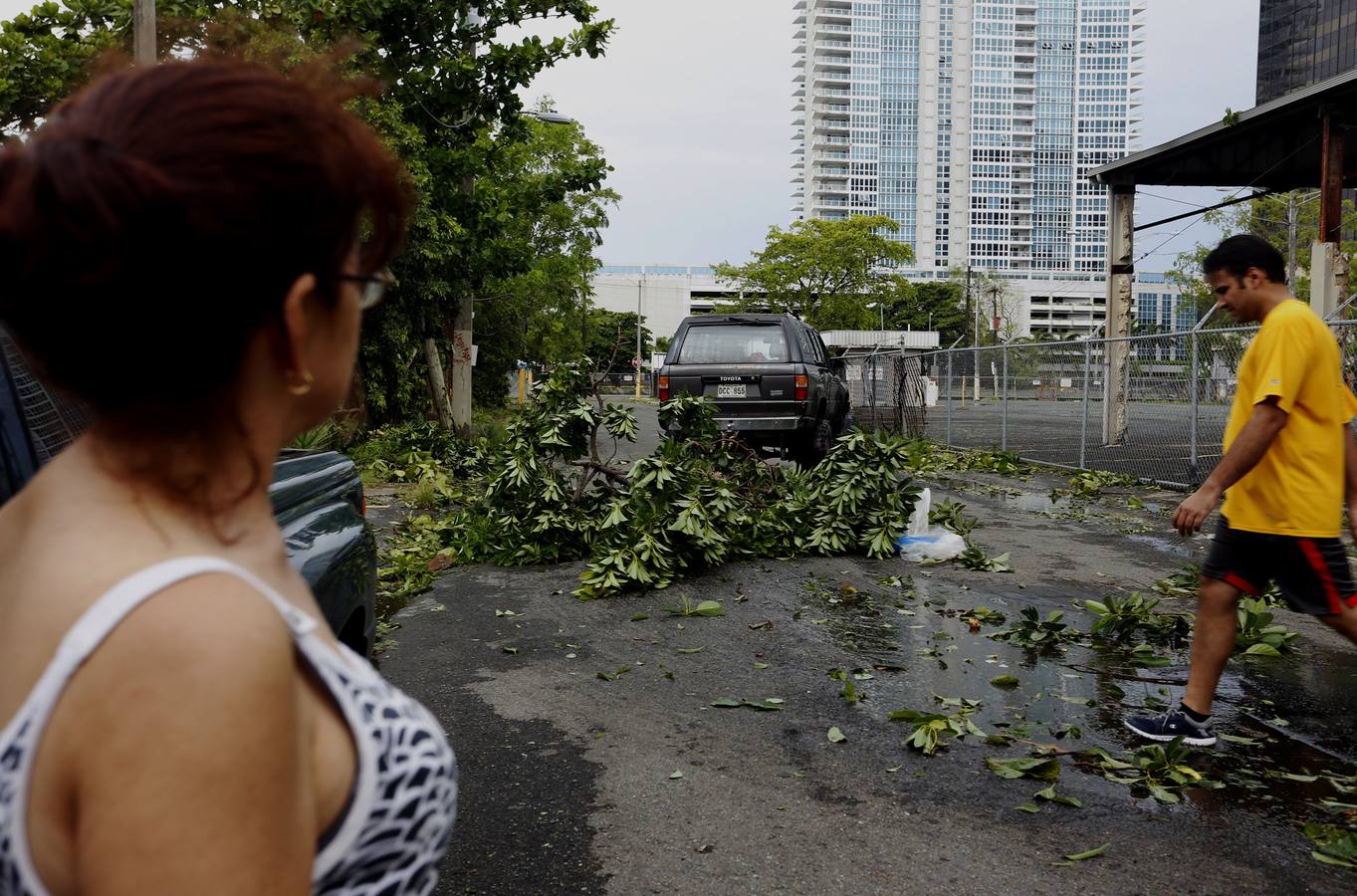 Con ráfagas de viento de hasta 295 km/h, este huracán de categoría 5, la más alta, ha avanzado este jueves por la República Dominicana, Haití, Cuba y Florida, y ha dejado al menos seis muertos y una estela de destrucción en su recorrido por el Caribe.