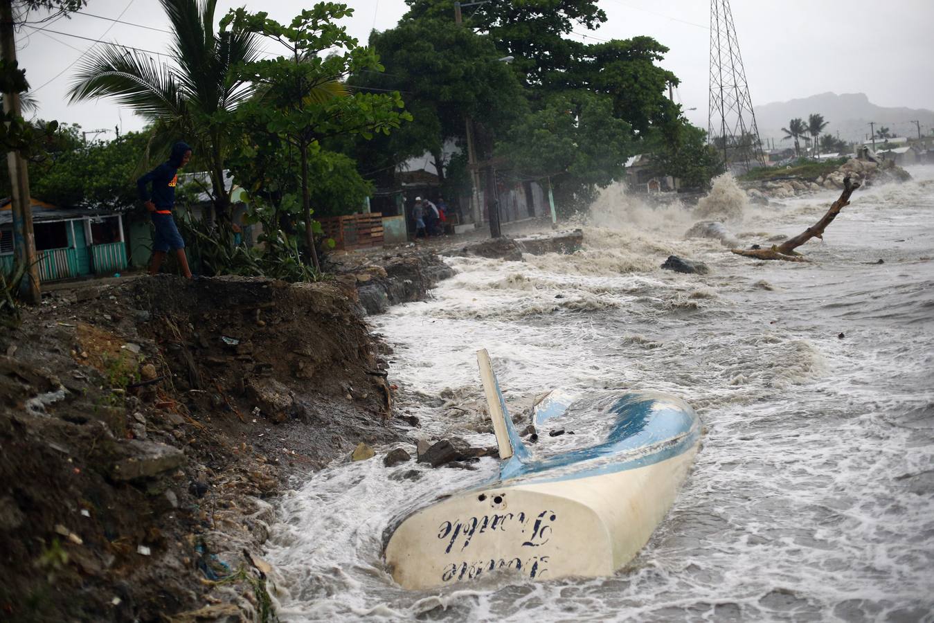 Con ráfagas de viento de hasta 295 km/h, este huracán de categoría 5, la más alta, ha avanzado este jueves por la República Dominicana, Haití, Cuba y Florida, y ha dejado al menos seis muertos y una estela de destrucción en su recorrido por el Caribe.