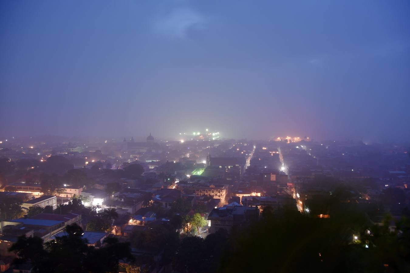 Con ráfagas de viento de hasta 295 km/h, este huracán de categoría 5, la más alta, ha avanzado este jueves por la República Dominicana, Haití, Cuba y Florida, y ha dejado al menos seis muertos y una estela de destrucción en su recorrido por el Caribe.