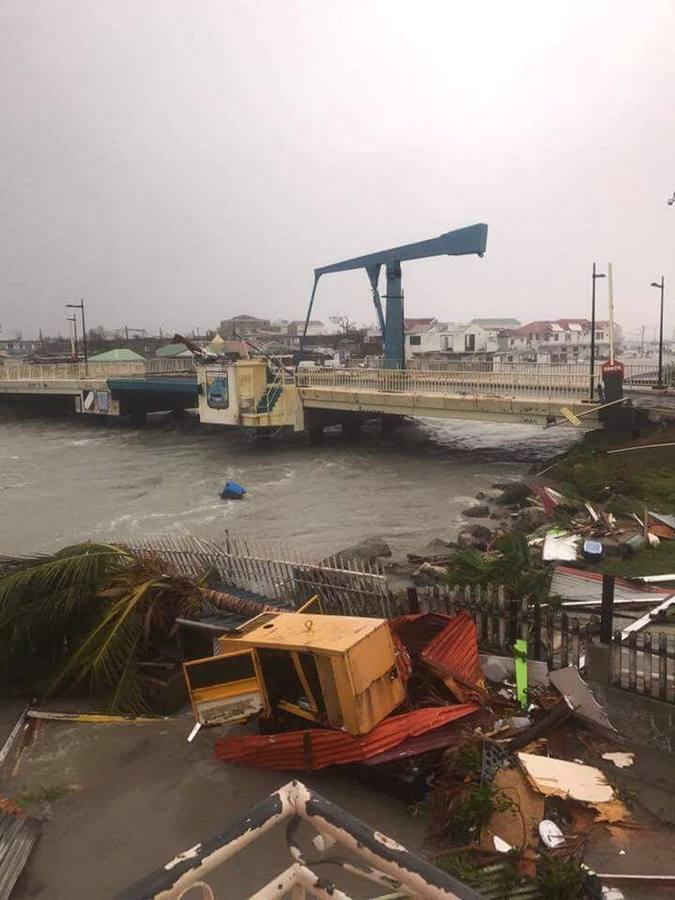 Con ráfagas de viento de hasta 295 km/h, este huracán de categoría 5, la más alta, ha avanzado este jueves por la República Dominicana, Haití, Cuba y Florida, y ha dejado al menos seis muertos y una estela de destrucción en su recorrido por el Caribe.