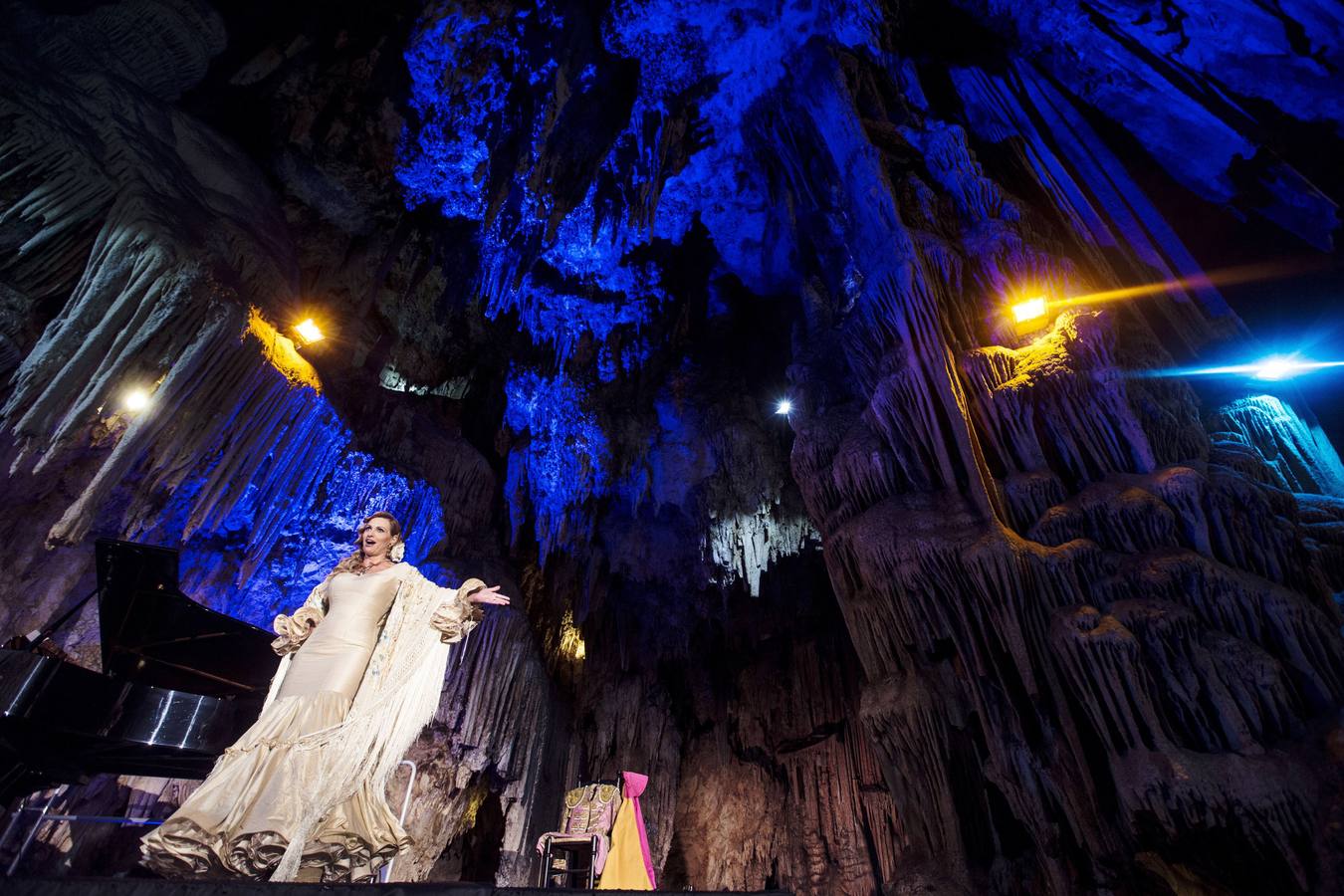 Arteta, durante una actuación en la cueva de Nerja (Málaga).