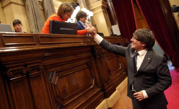 Puigdemont (d) saluda a Forcadell. 
