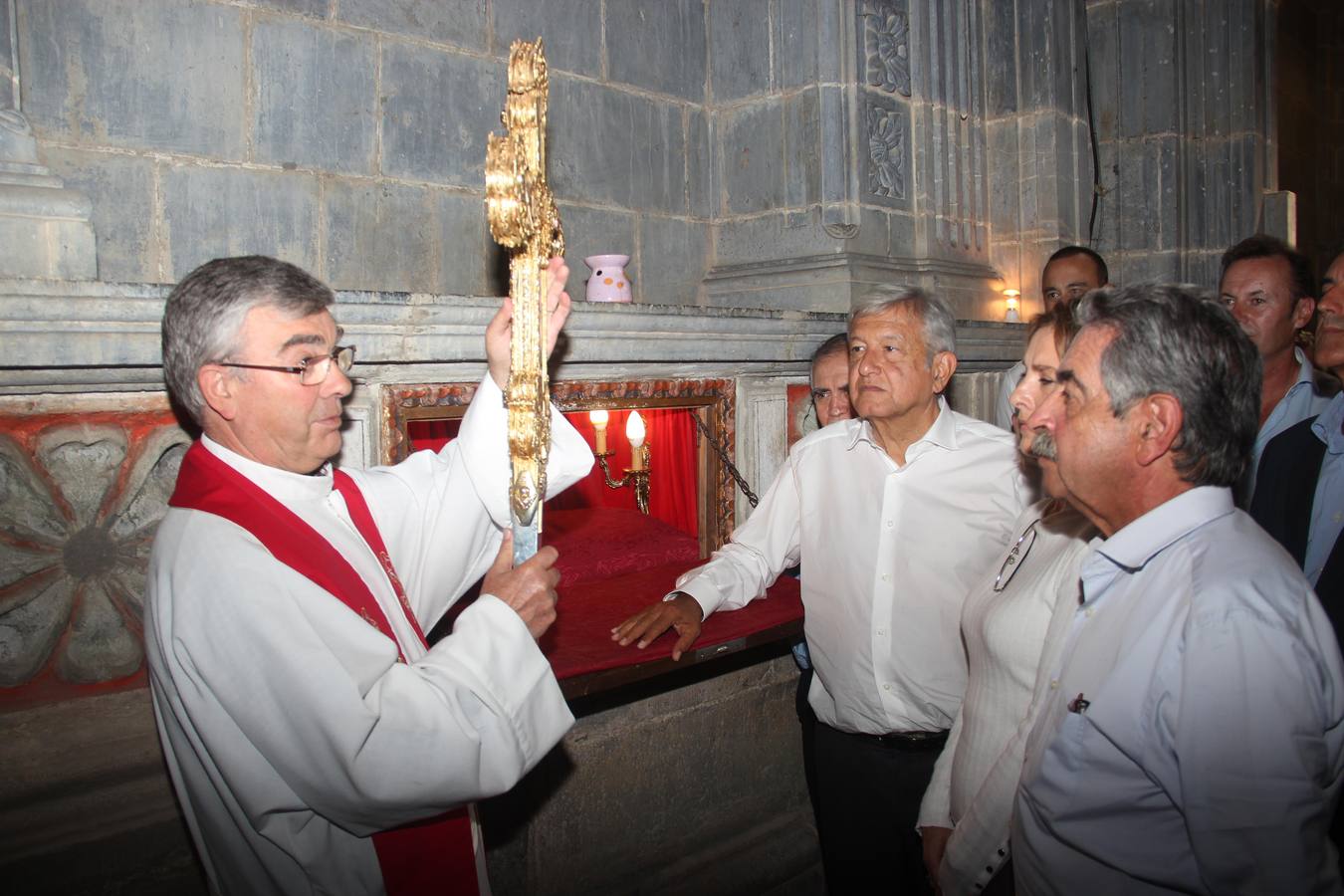 El candidato a la presidencia de México en su paso por el Monasterio de Santo Toribio de Liébana y la Universidad de Cantabria