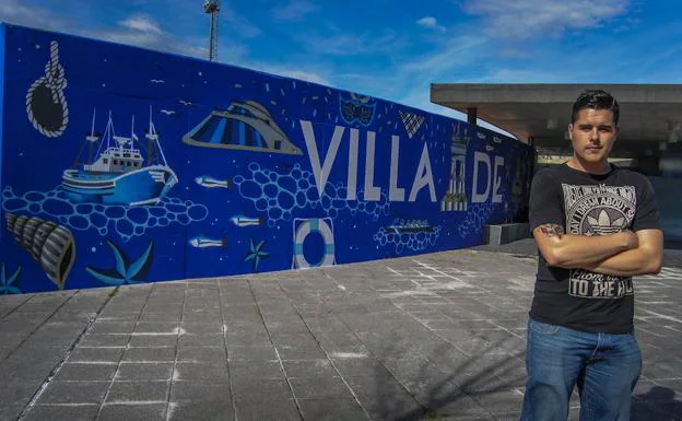 El mural pintado a la entrada del pueblo, junto al campo de fútbol, también es obra suya