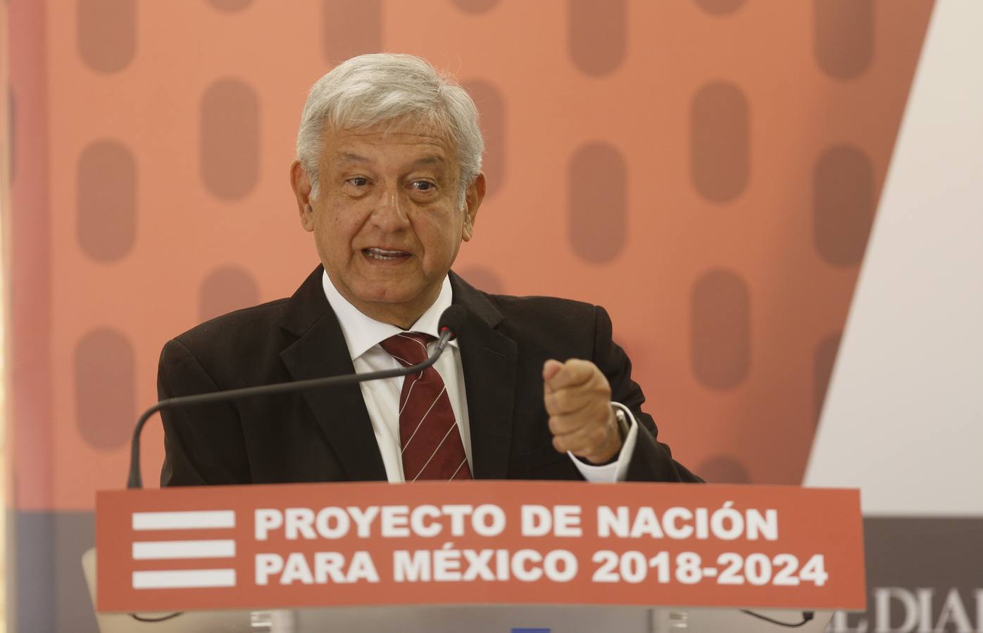 El candidato a la presidencia de México Andrés Manuel López Obrador desgrana en el Foro de El Diario Montañés su proyecto de Nación para los próximos años