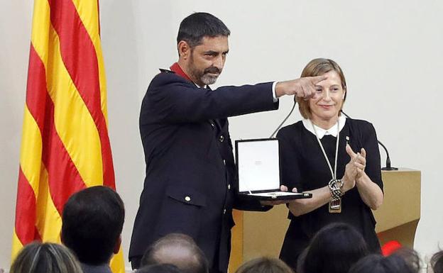 Trapero, tras recibir la Medalla de Honor de la cámara catalana. 