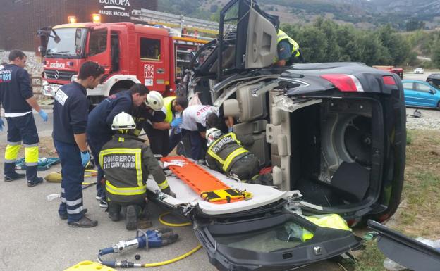 Momento en el que los bomberos y los sanitarios han excarcelado al hombre herido.