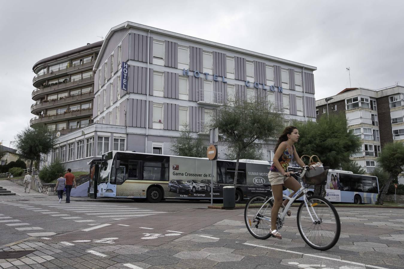 Hoteles cerrados, palacetes señoriales en semirruina, bajos comerciales sin uso y hasta un chiringuito desvencijado a pie de playa deterioran la imagen de esta concurrida zona 