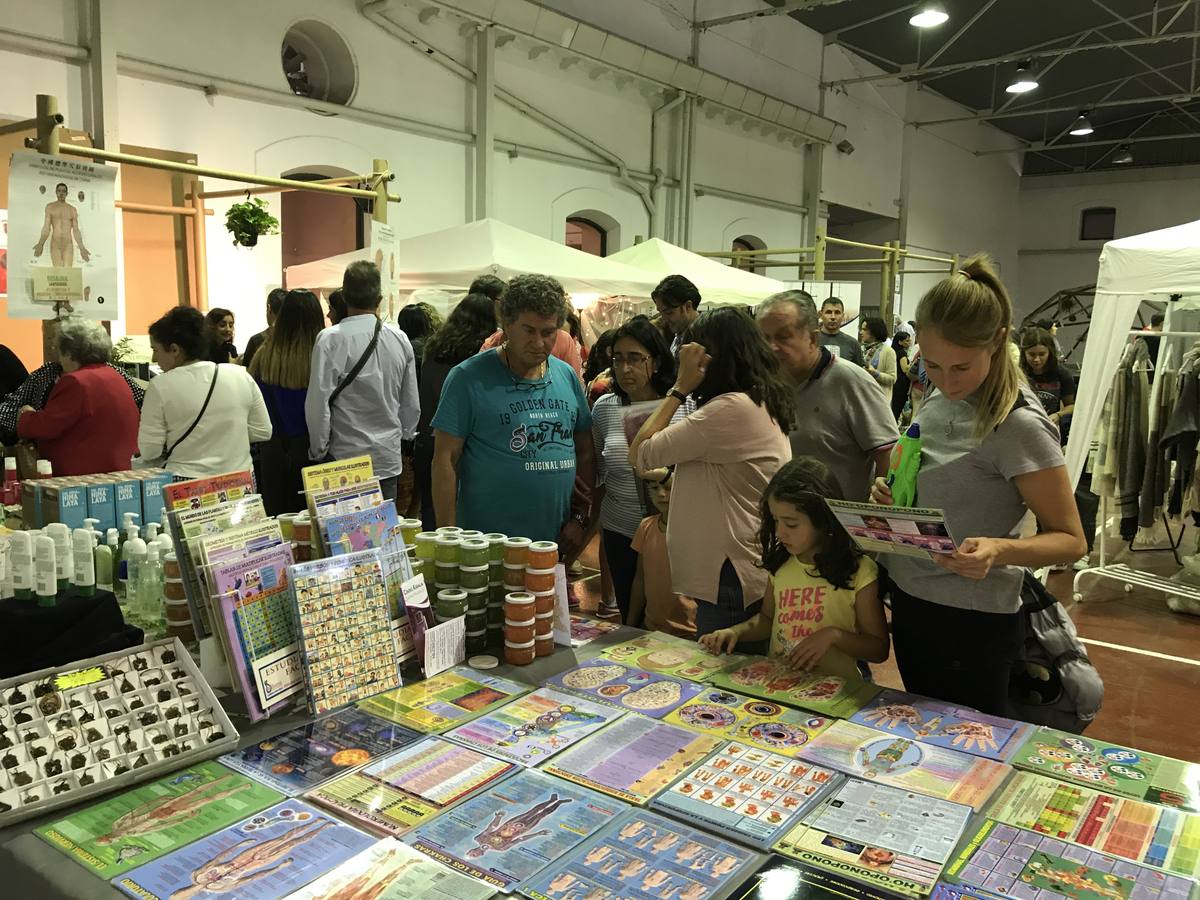 Cientos de personas en la feria de ecología de Torrelavega