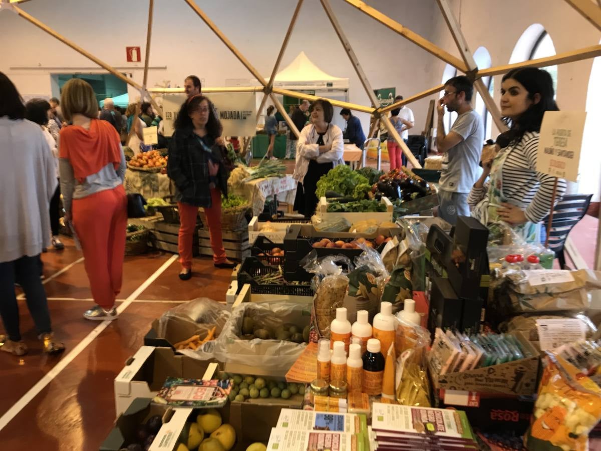 Cientos de personas en la feria de ecología de Torrelavega