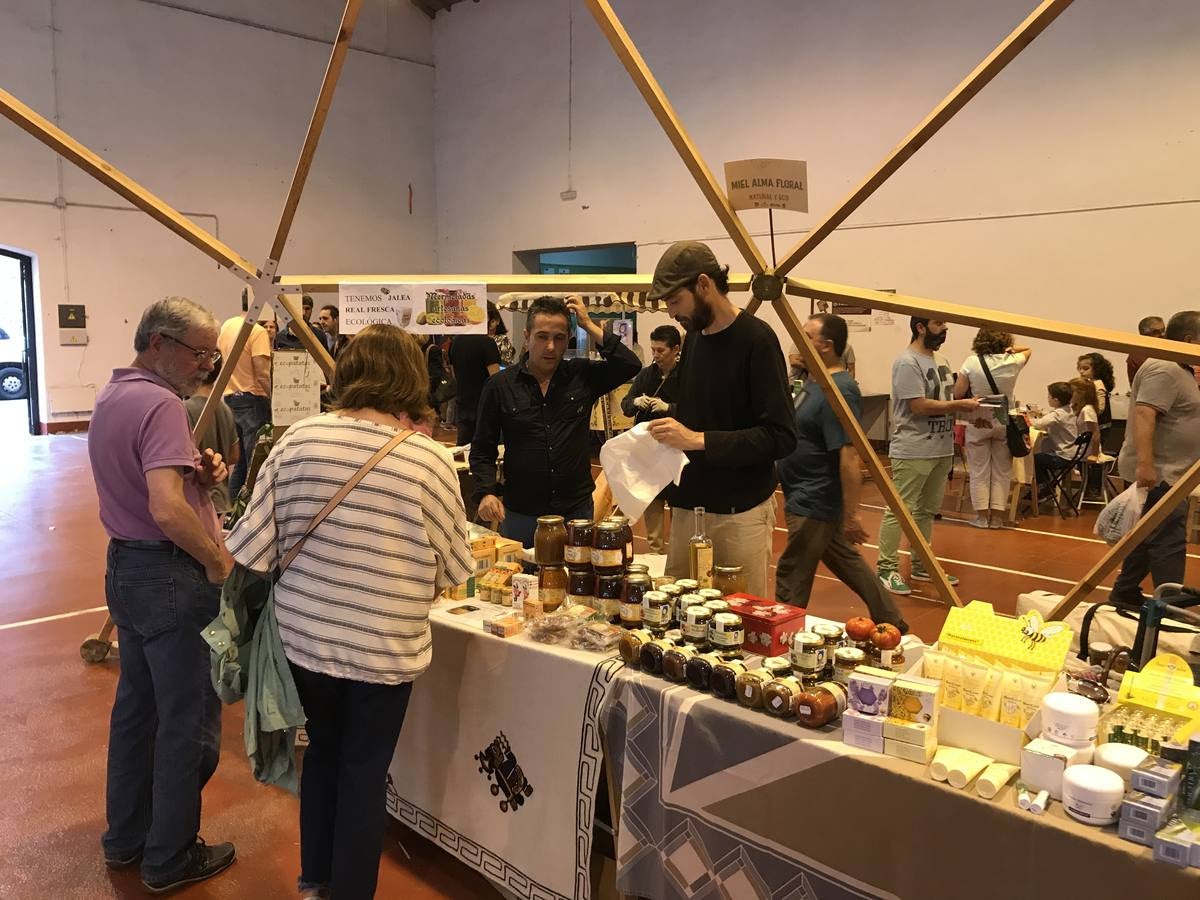 Cientos de personas en la feria de ecología de Torrelavega