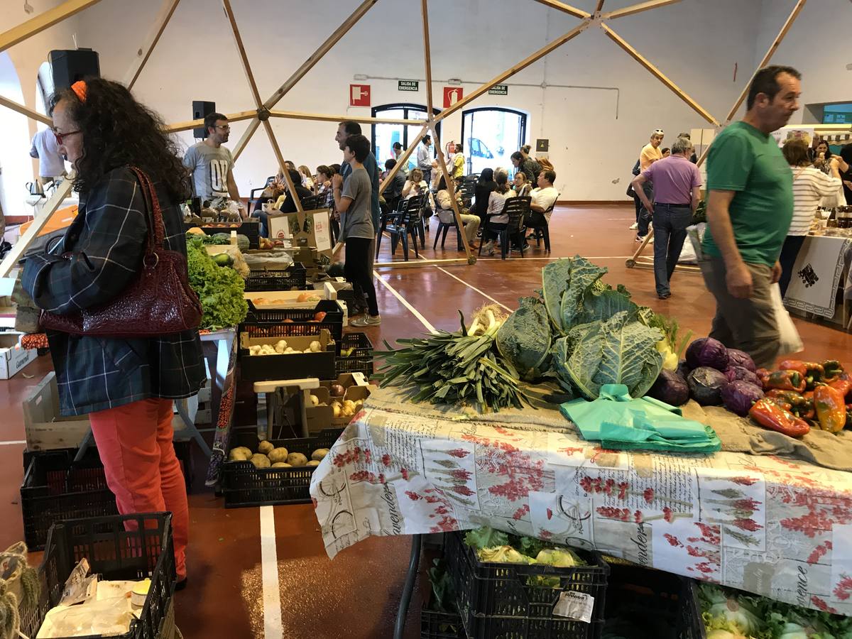 Cientos de personas en la feria de ecología de Torrelavega