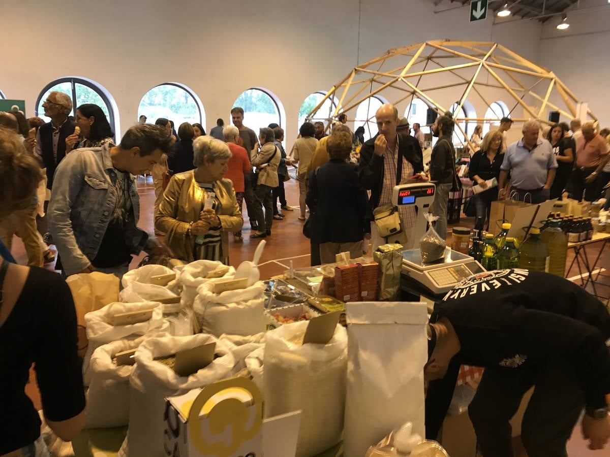 Cientos de personas en la feria de ecología de Torrelavega