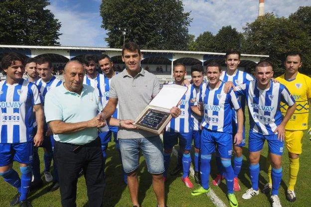 José Girón, presidente del Barreda, hace entrega de una placa a Sergio 'El Niño' García durante su homenaje. 