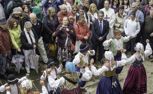 La participación de los vecinos es multitudinaria en cada edición de la ofrenda. 