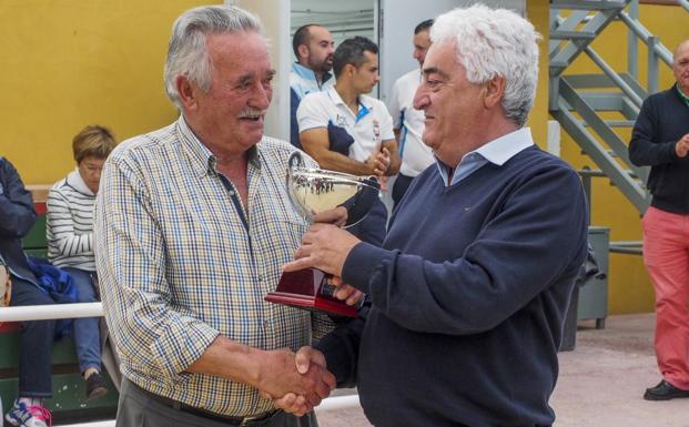 José Borbolla recibe el trofeo de manos de Serafín Bustamante