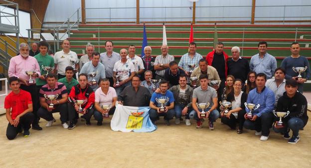 Los representantes de los equipos campeones de todas las categorías y modalidades, con sus trofeos en la bolera de El Cagigal