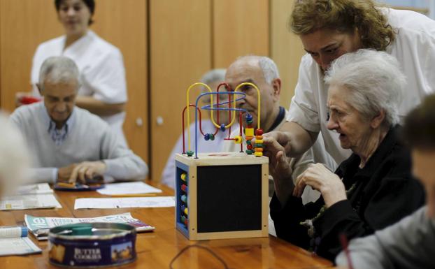 Según el ejecutivo cántabro, la región necesita 1.500 empleos más en 15 años en el sector de la dependencia. 