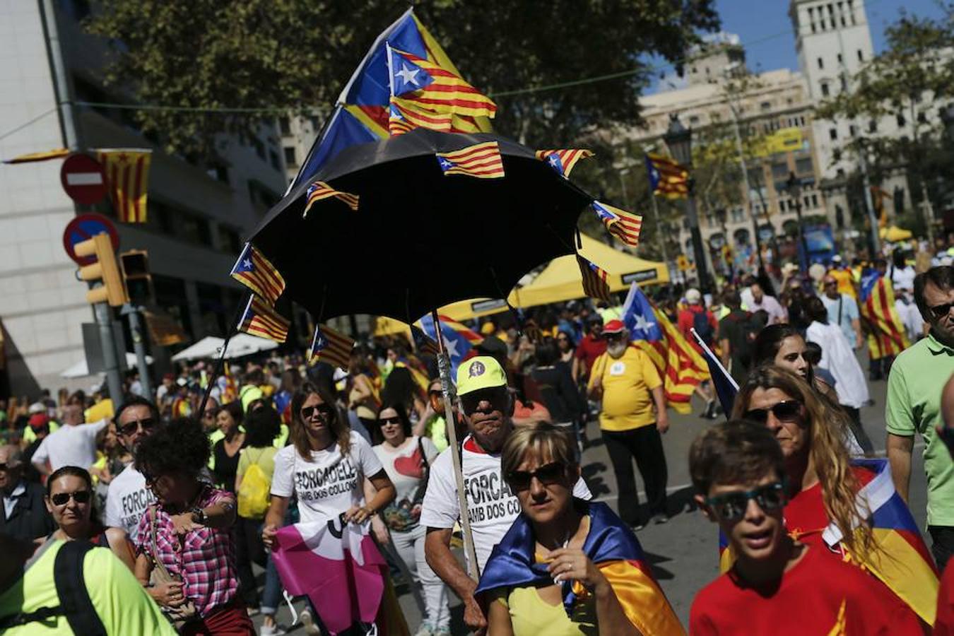 Miles de personas con esteladas han llenado las calles de Barcelona durante la marcha independentista con motivo de la Diada