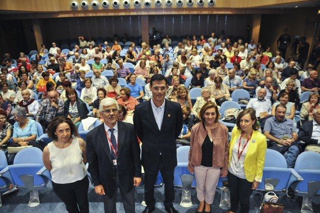 Marcos Chicot -en el centro- habló ayer de su trayectoria literaria y creativa en la clausura de los Martes Literarios. 