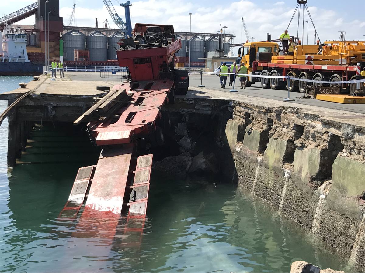 El peso de una zanjadora aparcada en la zona vieja del puerto con carga de 150 toneladas ha provocado el derrumbe