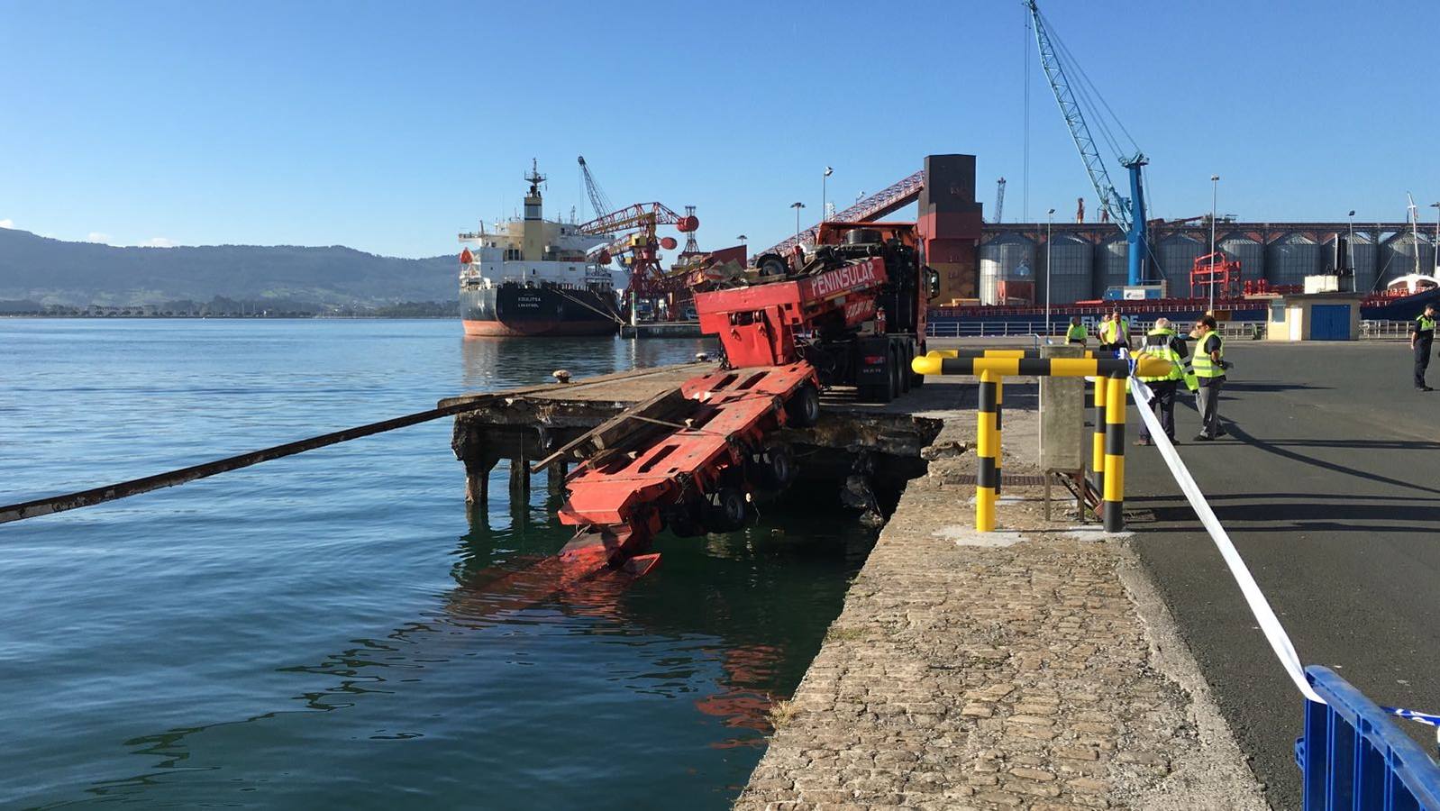 El peso de una zanjadora aparcada en la zona vieja del puerto con carga de 150 toneladas ha provocado el derrumbe