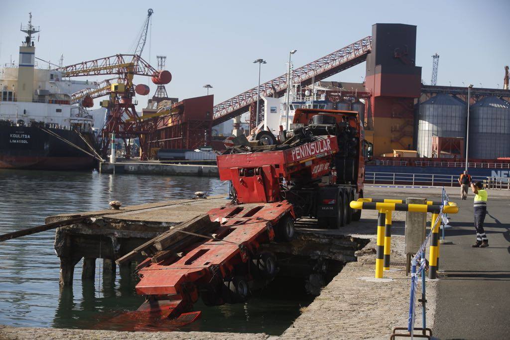 El peso de una zanjadora aparcada en la zona vieja del puerto con carga de 150 toneladas ha provocado el derrumbe