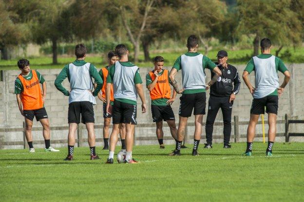  El Racing se trasladó ayer a Galizano por los trabajos de mantenimiento en La Albericia y los Campos de Sport. 