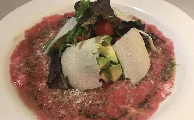 Carpaccio de carne, una de las especialidades de la casa. 