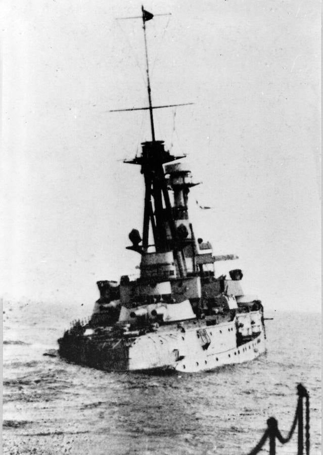 El acorazado España, hundido frente al cabo de Galizano, al chocar con una mina el 30 de abril de 1937.