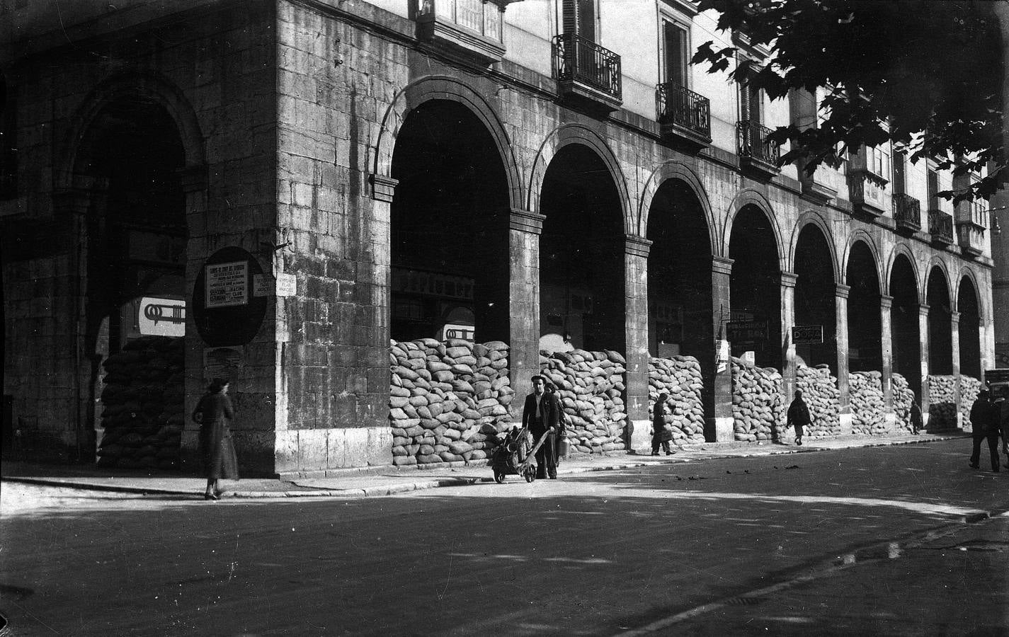 Refugio antiaéreo improvisado con sacos terreros en los arcos de la Plaza de la Libertad, actual Plaza de Pombo.