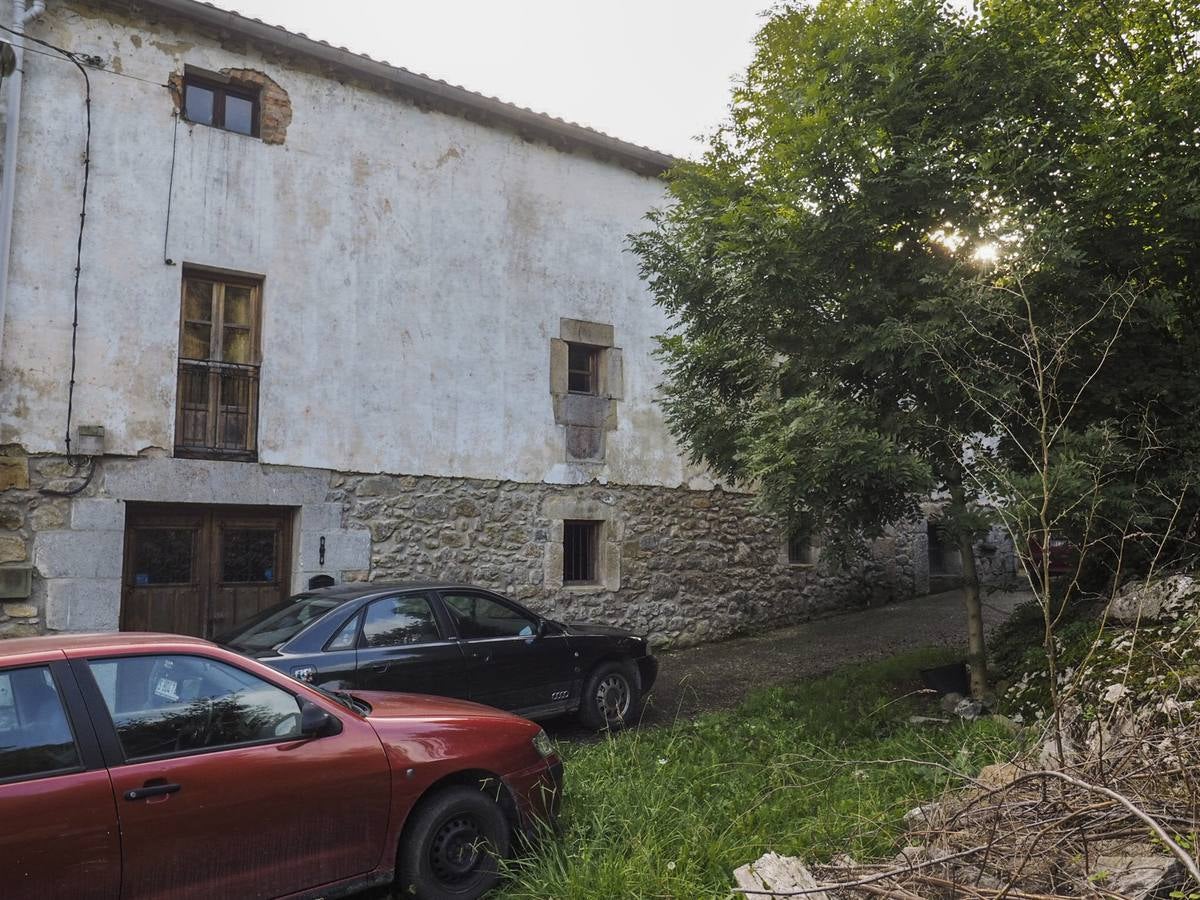 La víctima fue hallada a un kilómetro escaso de su casa, esta de color blanco, ubicada en el pueblo de Lugarejos (Guriezo).