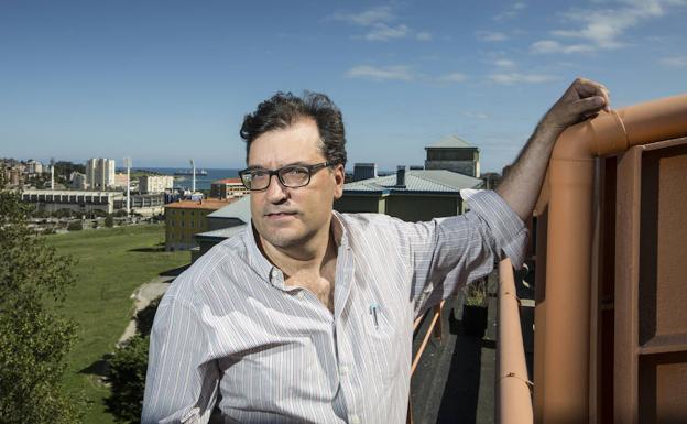 Pablo de Castro, en la terraza del antiguo edificio de la Escuela de Caminos, en Santander.