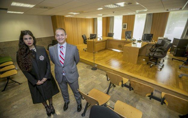 El juez Jaime Anta, titular del Juzgado de Primera Instancia número 2 y del juzgado de las claúsulas suelo, junto a la juez de apoyo Sofía Sánchez