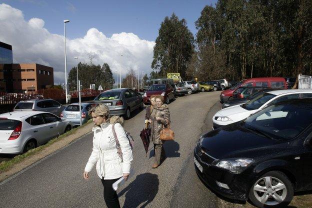 Muchos conductores aparcan en arcenes y caminos próximos en las horas de mayor actividad del hospitall