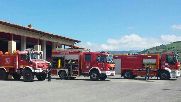 Tres camiones del parque de bomberos de Villacarriedo), listos para actuar. :