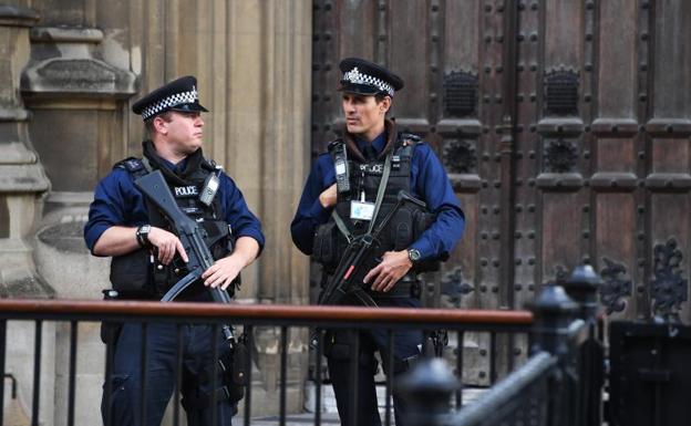 Dos policías británicos patrullan en una calle de Londres.